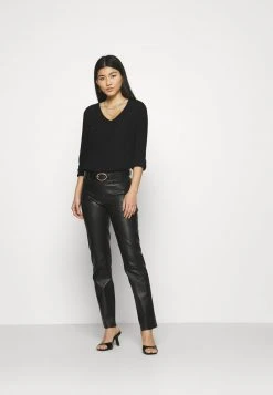 Cupón ❤️ Anna Field Blusa - Black, Mujer ❤️ 8 Cupón ❤️ Anna Field Blusa - Black, Mujer ❤️ -Elegancia Femenina Tienda 02c15ecb6a2f4332a7c4be7bb812bc4e