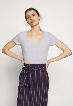 Descuento ✨ Anna Field 3 PACK - Camiseta Básica - White/navy/light Grey Melange, Mujer 👏 11 Descuento ✨ Anna Field 3 PACK - Camiseta Básica - White/navy/light Grey Melange, Mujer 👏 -Elegancia Femenina Tienda 508fdf9f0040410588cc787733538b71