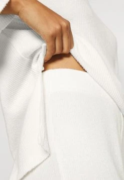 Comprar 👍 Anna Field SET - Pijama - Off-white, Mujer ✔️ -Elegancia Femenina Tienda 58001aa710cb4cb39fd97b6967093c58