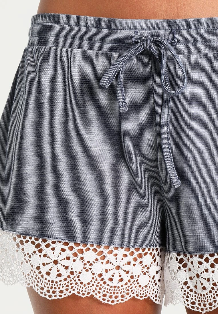 Comprar ⌛ Anna Field SARAH SHORT PJ SET WITH CROCHET LACE - Pijama - Off-white/dark Blue, Mujer 😉 9 Comprar ⌛ Anna Field SARAH SHORT PJ SET WITH CROCHET LACE - Pijama - Off-white/dark Blue, Mujer 😉 - Imagen 7