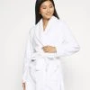 Toma de corriente ✔️ Anna Field LADIES PLUSH BATHROBE - Albornoz - White, Mujer 💯 -Elegancia Femenina Tienda d1f8c2190e8e4364bef1b74129f78a46