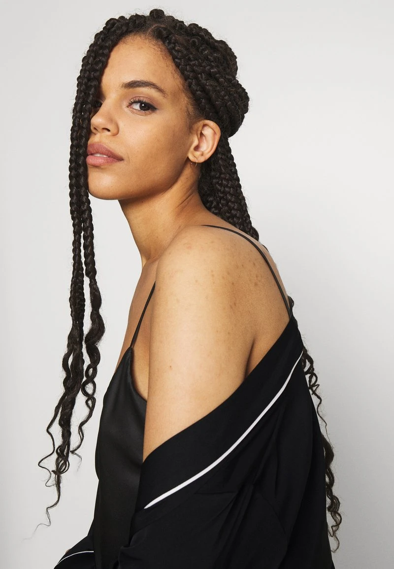 Toma de corriente 👏 Anna Field AMANDA SATIN DRESSING GOWN - Albornoz - Black, Mujer 👏 6 Toma de corriente 👏 Anna Field AMANDA SATIN DRESSING GOWN - Albornoz - Black, Mujer 👏 - Imagen 4